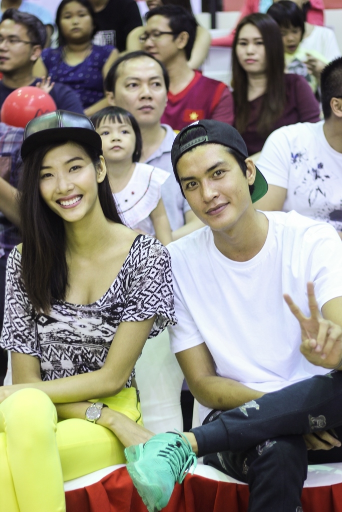 Hoàng Thùy và Quang Đại bị bắt gặp đang hẹn hò đi xem bóng rổ